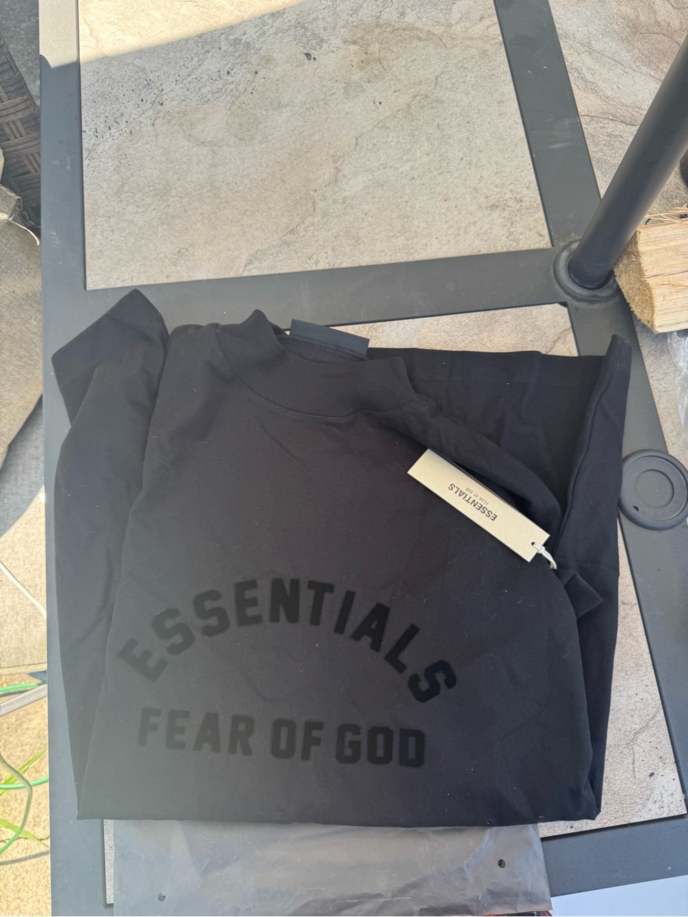 ESSENTIALS FEAR OF GOD ESSENTIALS MEN’S BLACK LOGO CREW NECK T-SHIRT MEDIUM